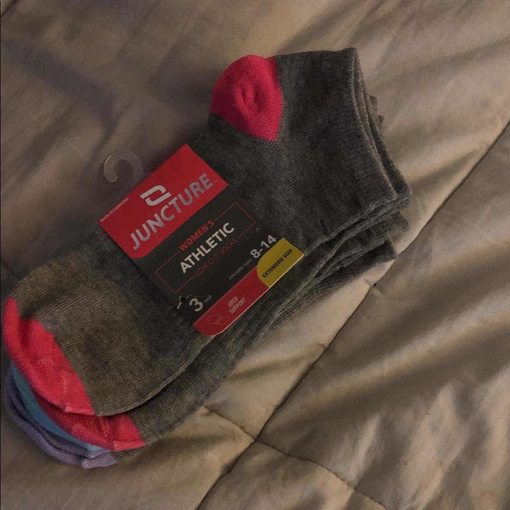 JUNCTURE Women’s Athletic No-Show Socks in Gray with Pink Accents